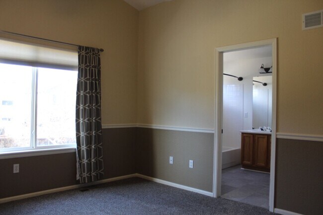 Building Photo - Beautiful 3 BR/2 1/2 BA Home in Highlands Ranch!