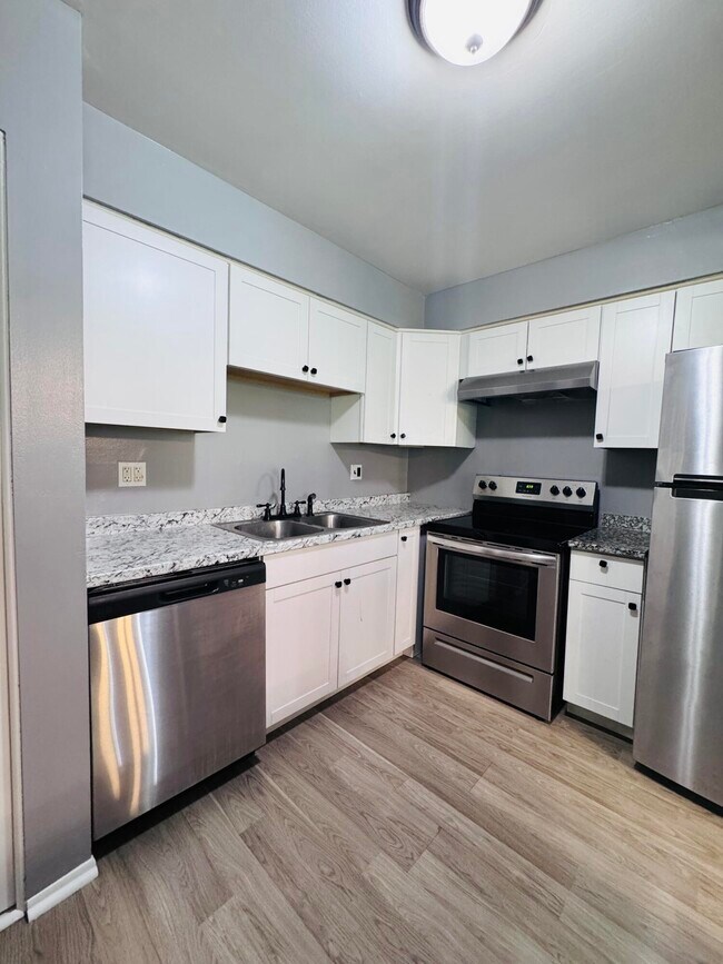Building Photo - 7640 Woodview St