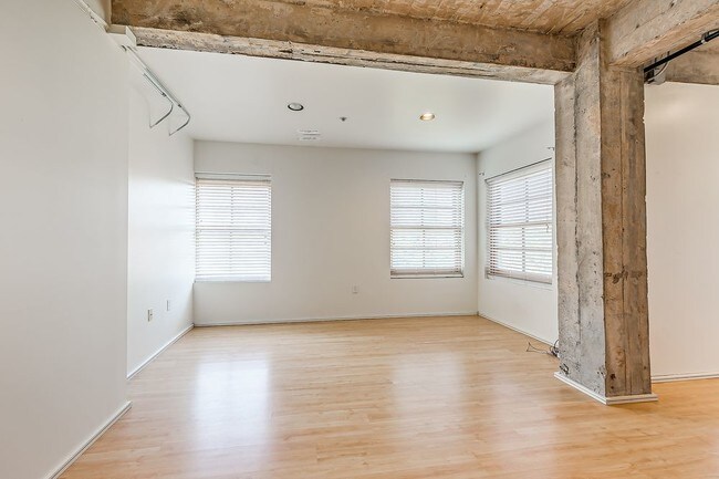 Building Photo - 1209 N Harvey Ave. 301