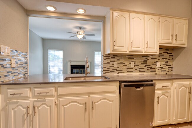 Building Photo - 317 Benjamin St