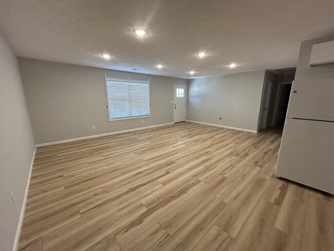 Building Photo - This charming 2-bedroom, 2-bath home is conveniently located directly across from East Elementary...