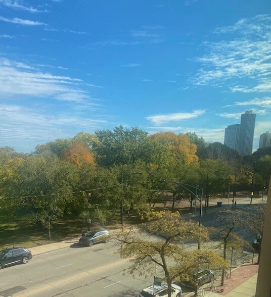 Building Photo - 1850 N Clark St