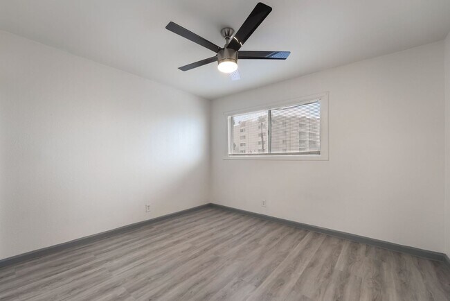 Building Photo - Modern Condo: Remodeled Elegance Awaits!