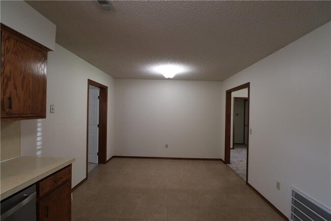 Building Photo - 2701 Dividend Dr
