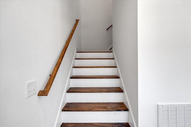 Building Photo - Charming Brand-New Contemporary Home in Black Mountain