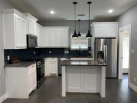 Building Photo - 610 E Shepherd St