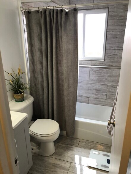 Building Photo - 2145 King St