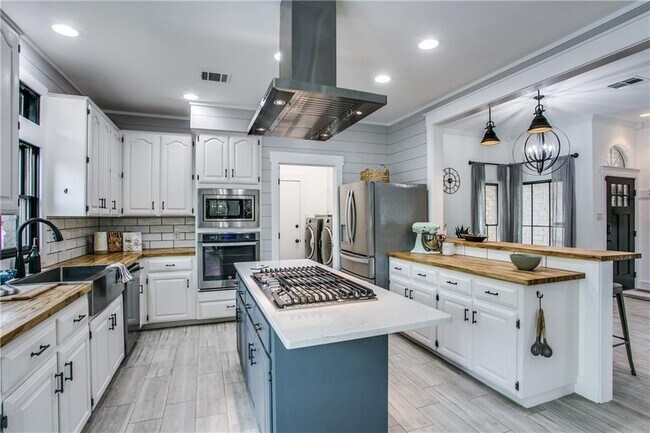Building Photo - 2200 Falcon Dr