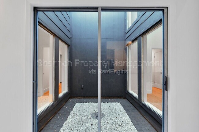 Building Photo - 6114 Hummingbird St