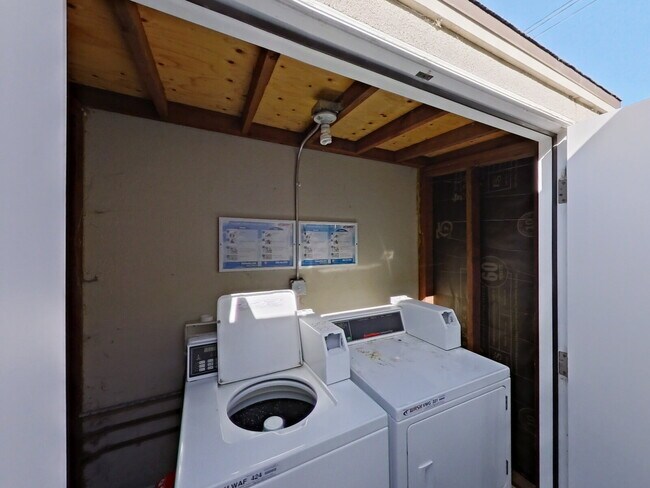 Building Photo - Charming 2BR Duplex Near SB Bowl w/ 1 car ...