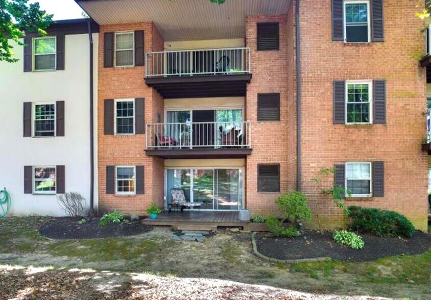 Building Photo - 429 Drummers Ln