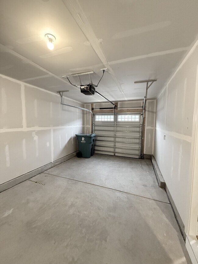 Building Photo - 400 el Camino Dr