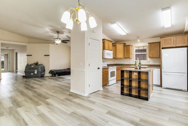 Building Photo - Welcome to this radiant and exquisite home, perfectly situated in a central location!