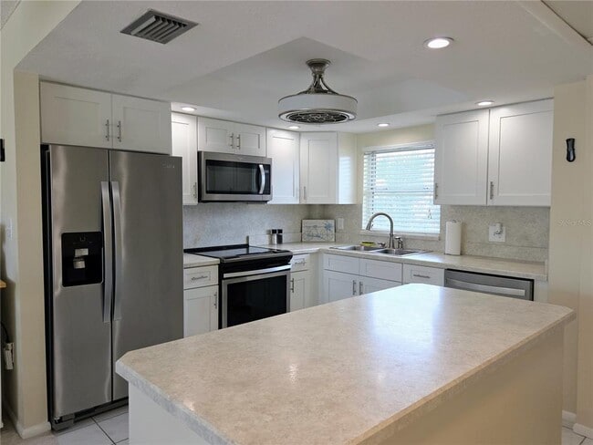 Building Photo - 4650 Cove Cir