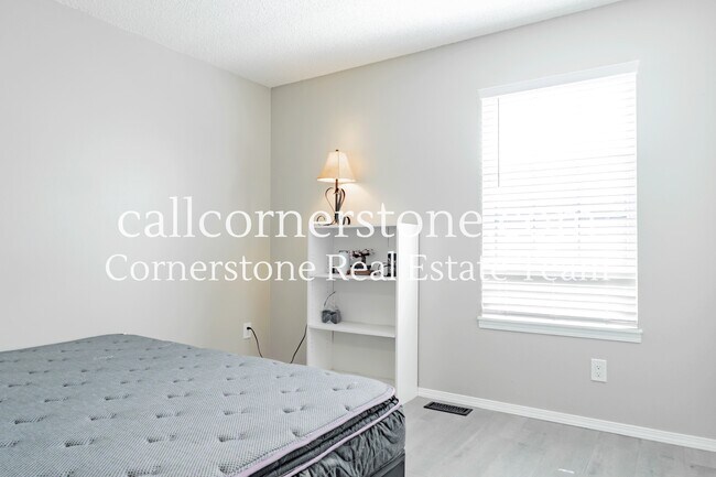 Building Photo - 3618 Queen Anne Way