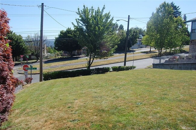 Building Photo - Beacon Hill 3 bedroom, 2 bath. 1 car garage with large storage loft.