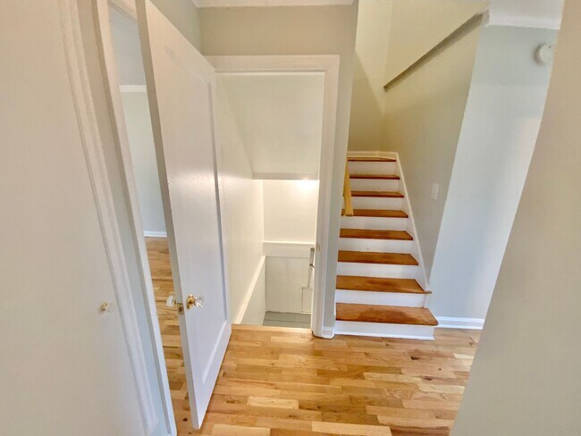 Building Photo - Beautiful Townhouse with Fenced Yard, Gara...