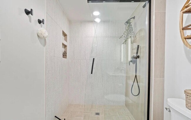 Building Photo - Industrial-Chic 2BR 2BA in Adams Morgan with Parking!