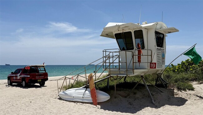 Building Photo - 514 N Birch Rd