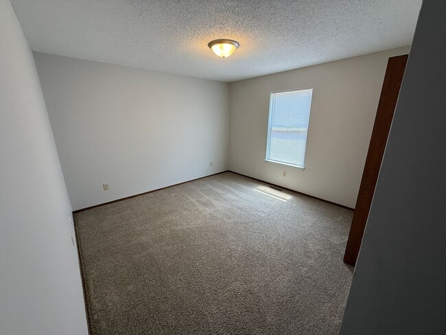 Building Photo - Refreshed 2-Bedroom Duplex in the Heart of...
