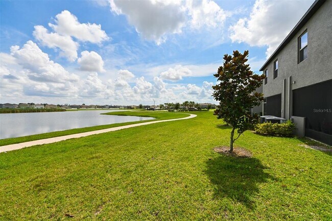 Building Photo - 736 Royal Empress Dr