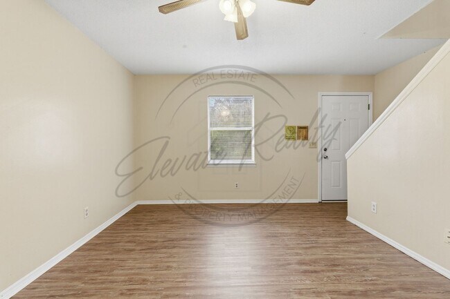 Building Photo - Spring Special: Charming 2 Bed / 1.5 Bath Townhouse in Cookeville