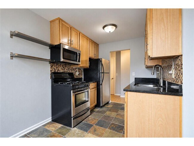 Building Photo - 3215 Pillsbury Ave