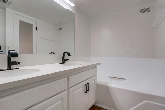 Building Photo - 435 N Oakhurst Dr