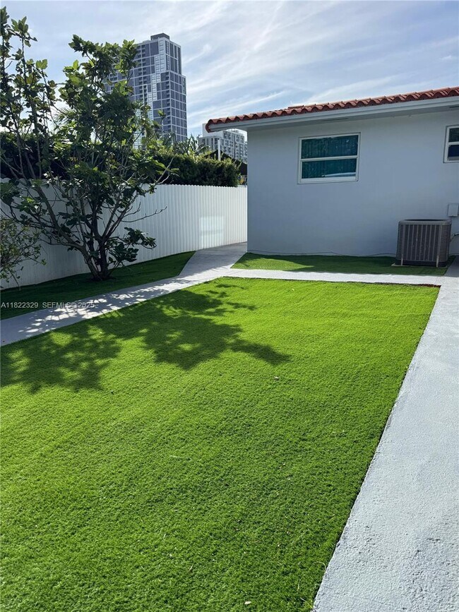 Building Photo - 2941 SW 36th Ave