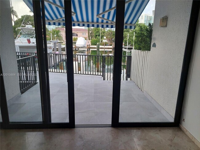 Building Photo - 255 Poinciana Island Dr