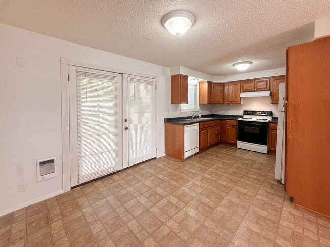 Building Photo - 1593 Skyline Way S