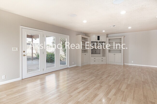 Building Photo - 697 Garden Gate Dr