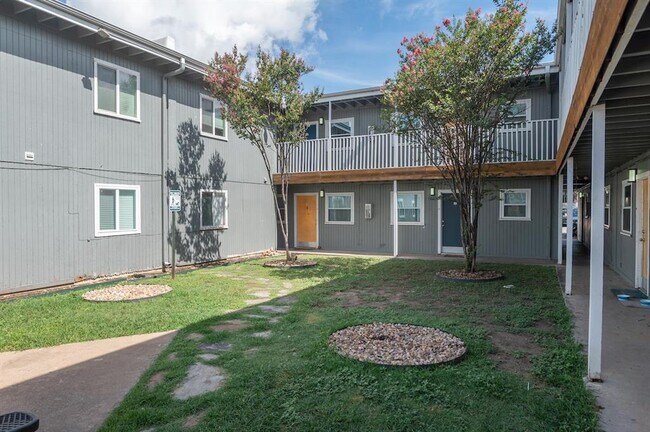 Building Photo - 2401 Manor Rd