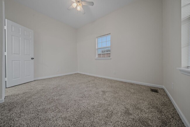 Building Photo - Spacious & Recently Renovated 4 Bedroom Home Available Now!!