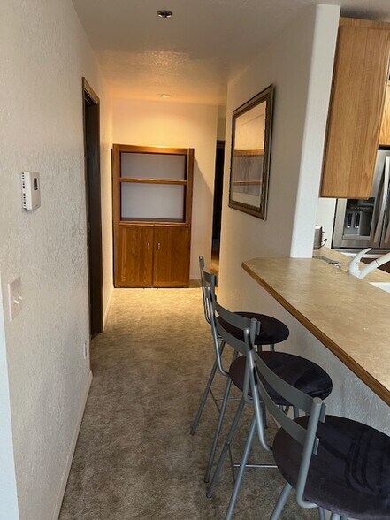 Building Photo - 3105 Lakeshore Dr