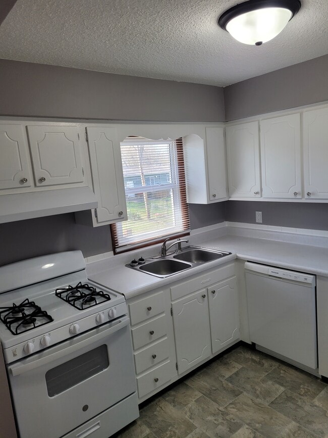 Building Photo - 4712 Western Ave