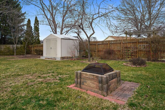 Building Photo - 2422 Cedar Crest Dr