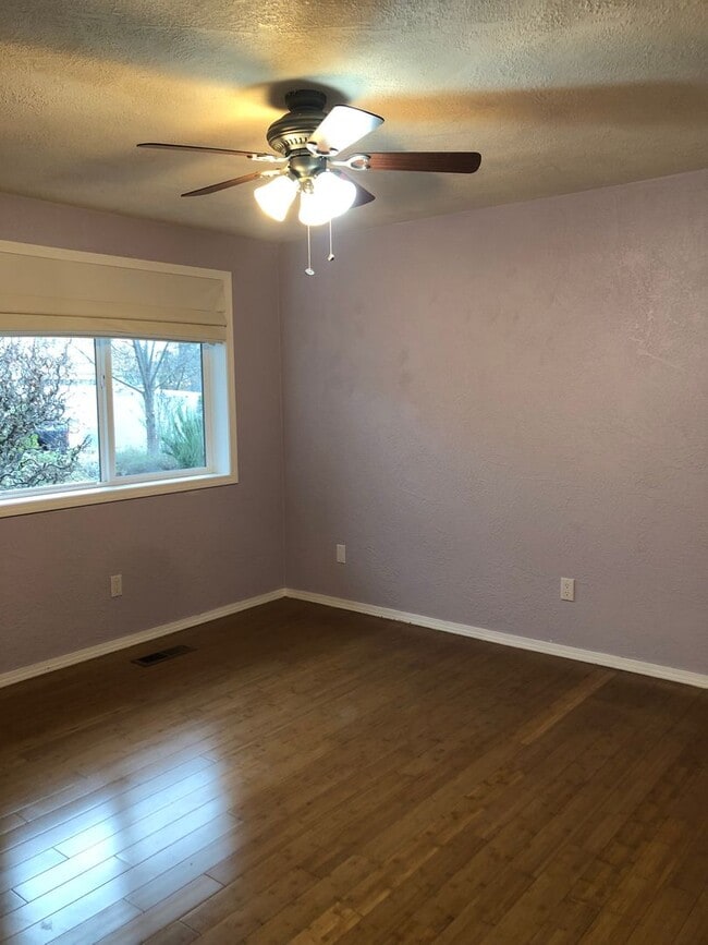 Building Photo - Spacious 3 bedroom, 2 bath house located i...