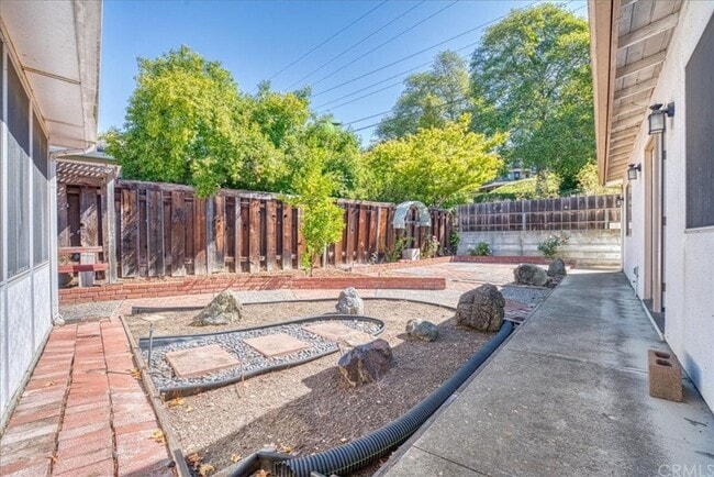 Building Photo - 5 Bedroom 3-bathroom Large single level home!