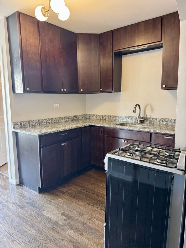 Building Photo - Bright & Spacious Logan Square Studio