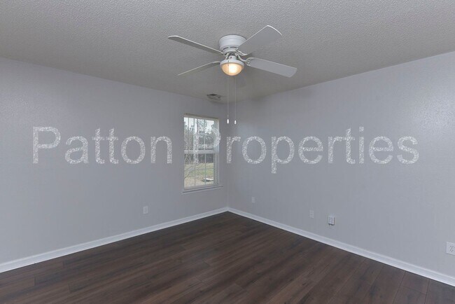 Building Photo - 295 Legend Oaks Dr