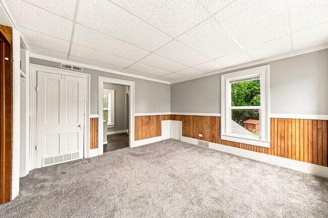 Building Photo - 326 Railroad St