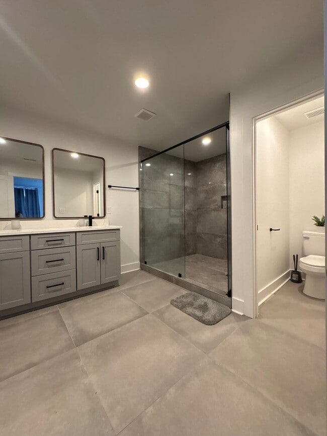 Building Photo - Fully Furnished 5 Bed, 3.5 Bath Located In East Nashville's McFerrin Park Neighborhood! Lawn Care...