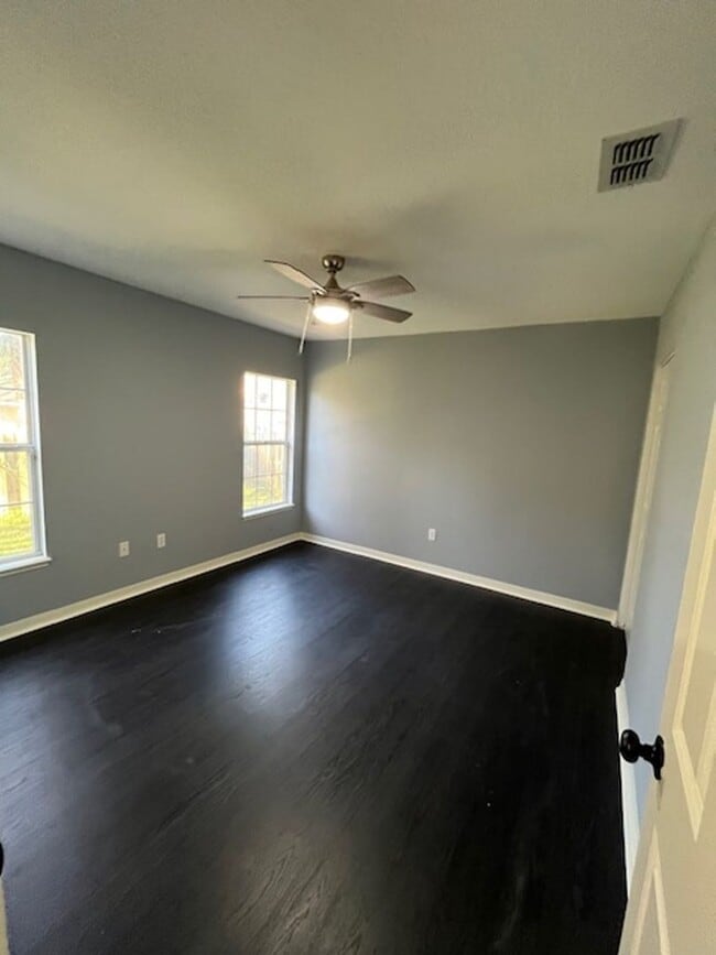 Building Photo - Beautiful and completely Renovated 3/2 fen...