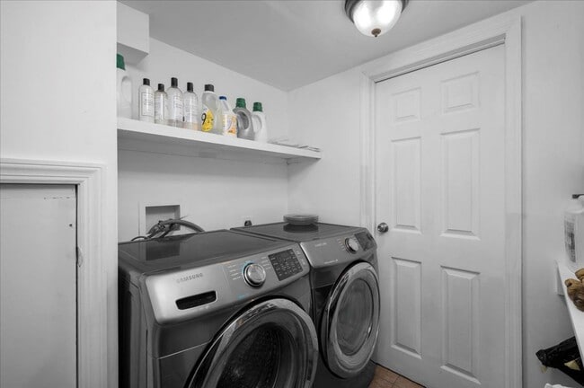 Building Photo - Ranch-style residence offers 3 bedrooms an...