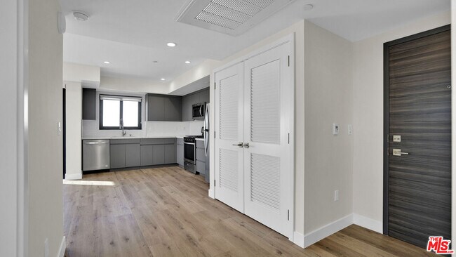 Building Photo - 846 S Mariposa Ave