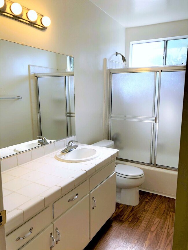 Building Photo - Large, spacious and bright 1bd/1ba central to everything!