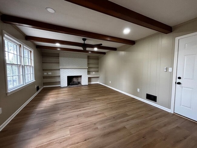 Building Photo - Large 4 Bedroom 2 Bath Home