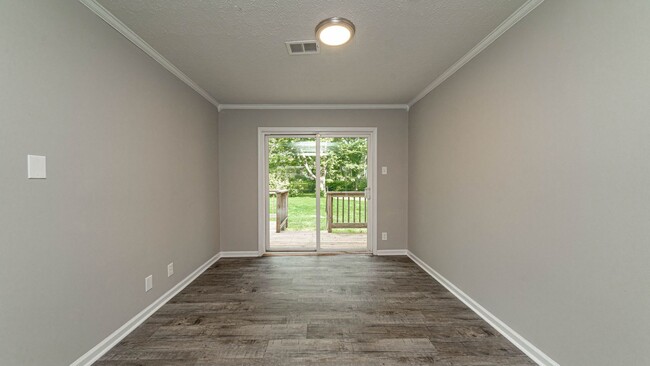 Building Photo - Newly Renovated 3 bed/2 bath