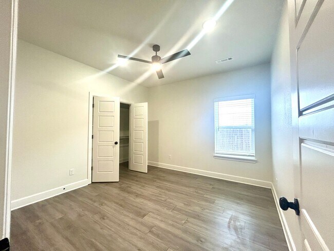 Building Photo - Centerton Home Available NOW! 4 bed, 2 full bath no carpet home. LARGE fenced backyard